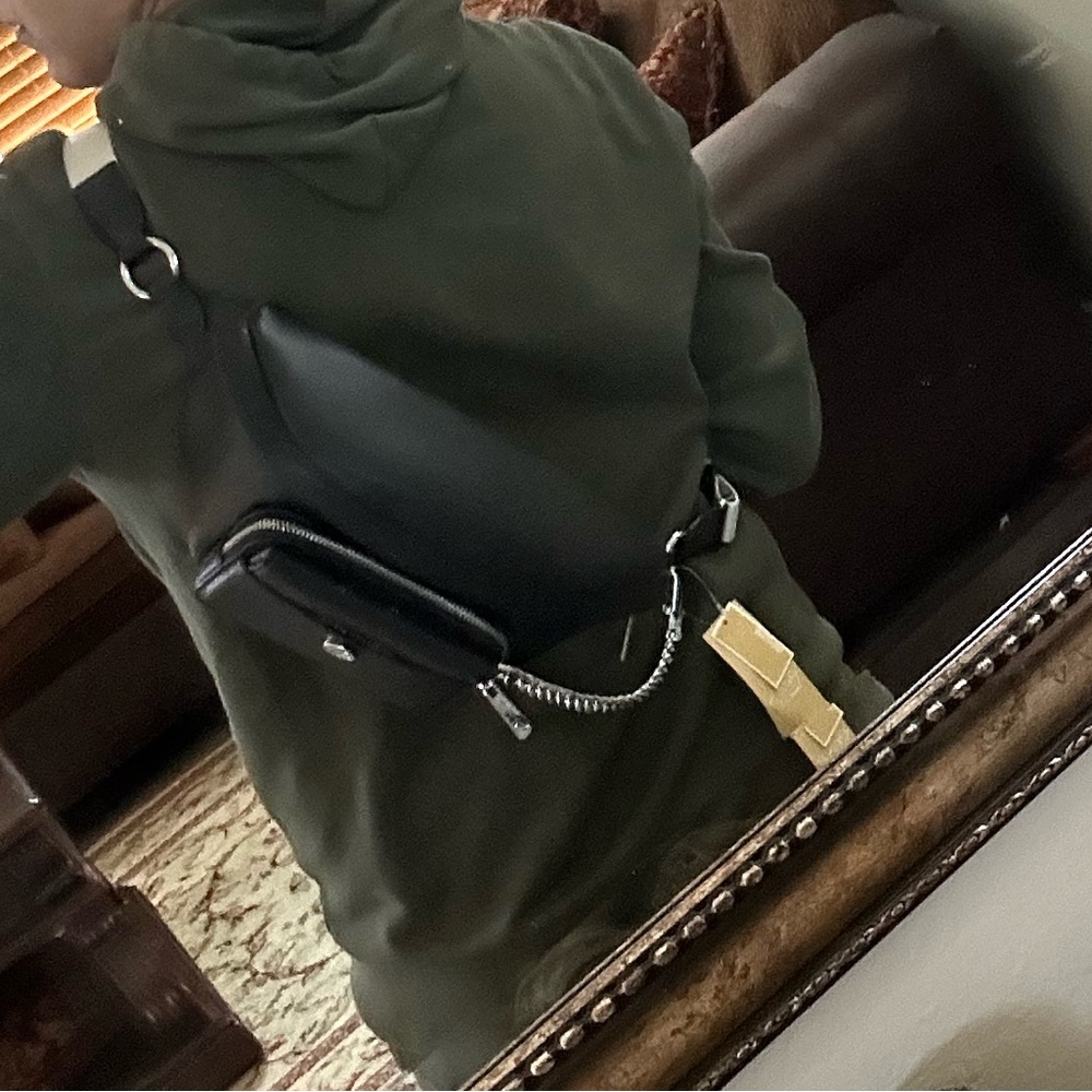 New Michael Kors Maisie Large Pebbled Leather 2-in-1 Sling Pack. - Picture 8 of 9